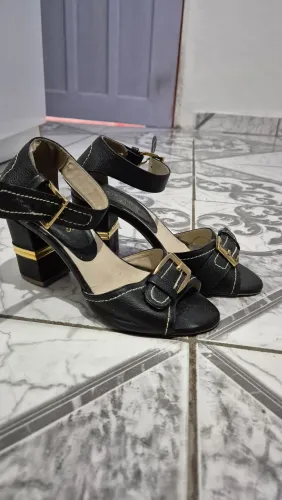 Sandália Salto Bloco Couro Preta com Detalhes Dourados