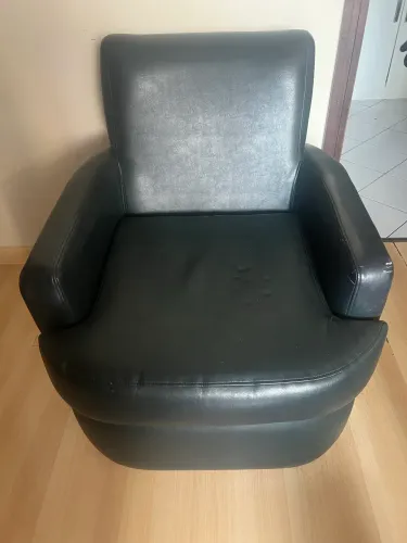 Poltrona Vintage Atemporal em Couro Sintético Verde Militar | Conforto e Estilo