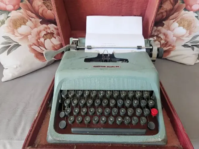 Máquina de Escrever Olivetti Studio 44