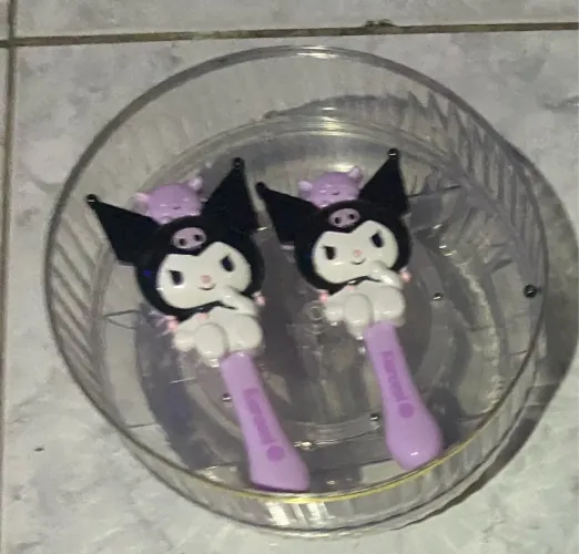 Kit de 1 escova e 1 espelho Kuromi - turma da Hello Kitty