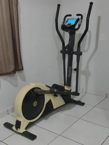 Elíptico Reebok C5.1e Profissional. Ajuste de intensidade de carga magnética.