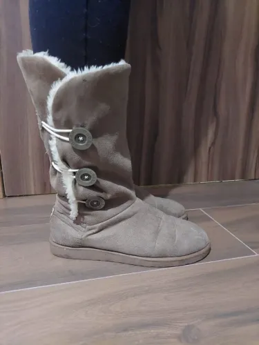 Bota Feminina Bege com Detalhes em Botão