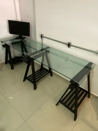 Mesa de Vidro com Cavalete de Madeira - Estilo Industrial 