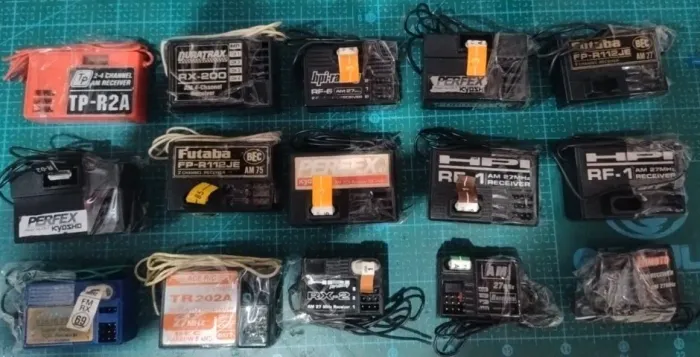 Receptores de rádio para Automodelos incluindo marcas como Futaba, HPI, Perfex e Duratrax.