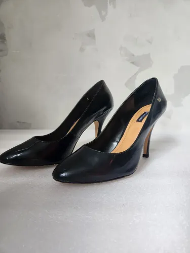 Salto alto preto de verniz empório naka