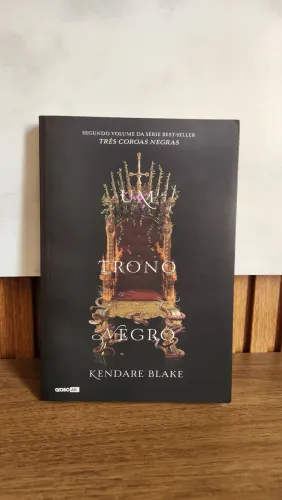 Livro Um Trono Negro. Livro n°2 de Três Coroas Negras. Editora Globo. Ótimo estado.