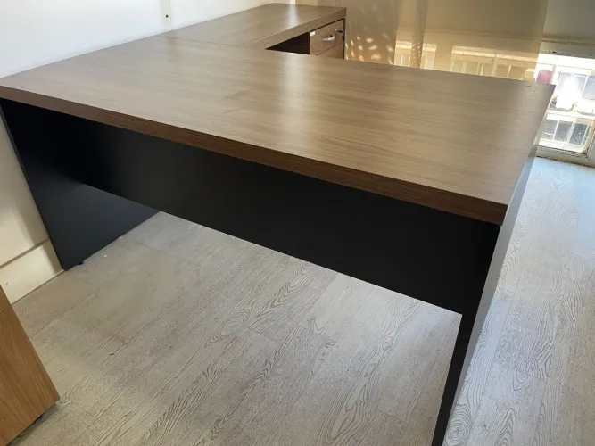 Mesa em L para escritório com Armário 2 portas - Design moderno