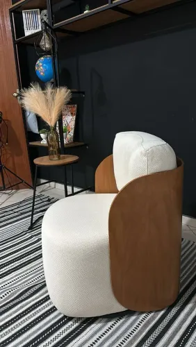 Poltrona moderna com design em madeira