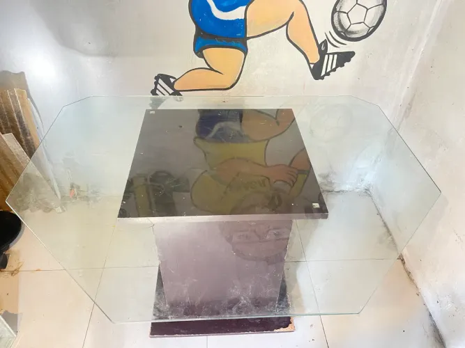 Vende-se esta mesa de vidro 