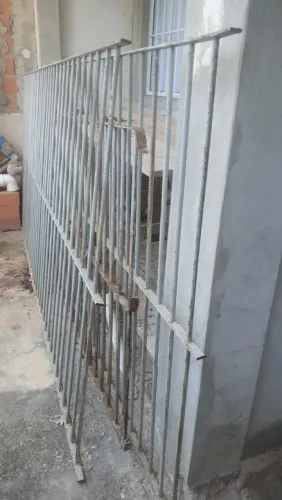 São 3 grades de ferro. Cada uma tem 3 metros de comprimento por 1,33 metros de altura.