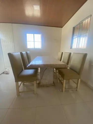 Mesa de jantar de mármore com 6 cadeiras
