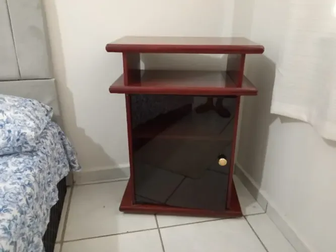 Mini Rack com porta de Vidro com rodinhas