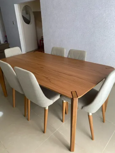 Vendo lindas cadeiras de jantar estofadas 