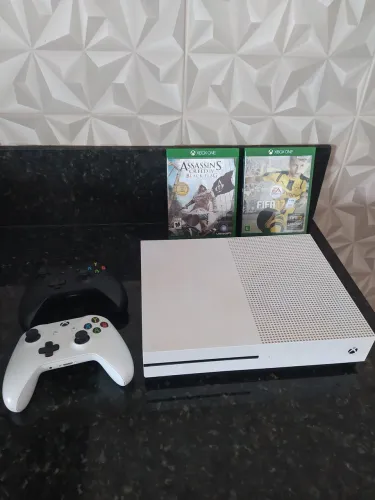 Xbox One S + 2 controles + 2 jogos (FIFA e Assassins Creed)