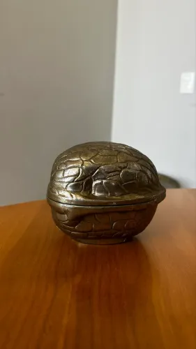 Caixa/ porta joias formato noz
