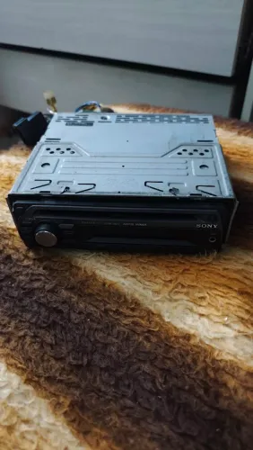 Rádio Automotivo Sony CDX-GT222 ? 1-DIN com Leitor de CD (Não sei se está funcionando)<br>