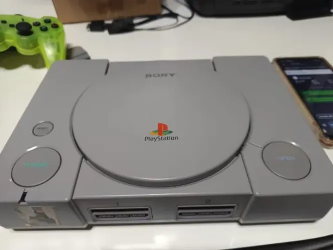 Ps1 Fat desbloqueado com 3 controles e diversos jogos.