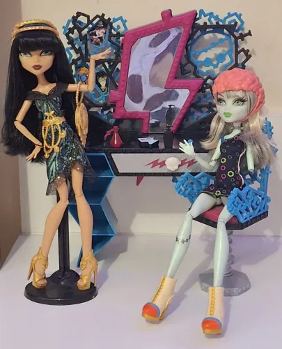 Bonecas High Cleo de Nile e Frankie + Penteadeira