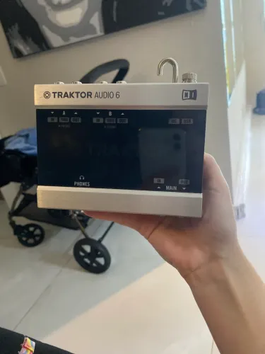 Interface de áudio Native Instruments Traktor Scratch A6