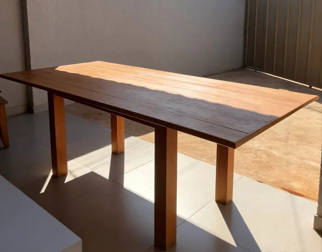 Mesa de madeira maciça