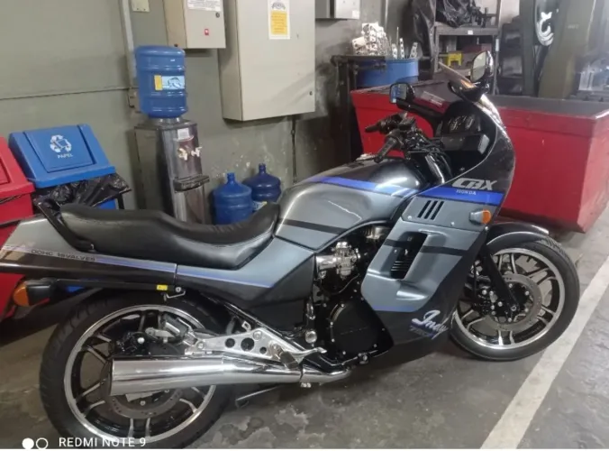 CBX 750 Indy placa preta