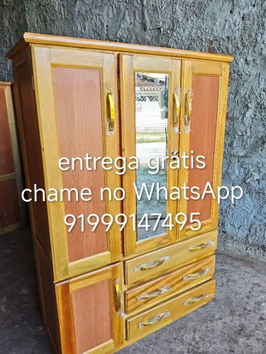Guarda roupa de madeira 3 portas novo a pronta entrega.