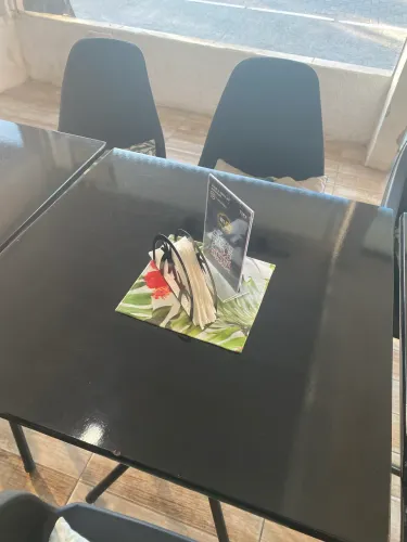 5 Elegantes mesas pretas com 60x60cm de tampo e 72cm de altura. Design moderno e elegante