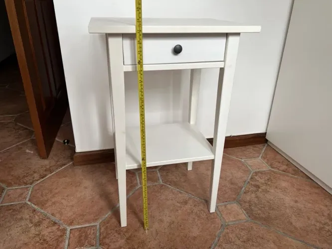Mesa de cabeceira IKEA - branca, 70×46×35 cm, com gaveta e prateleira