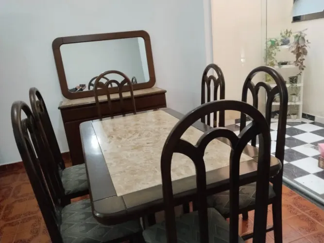 Mesa com Cadeiras em Madeira Maciça e Mármore