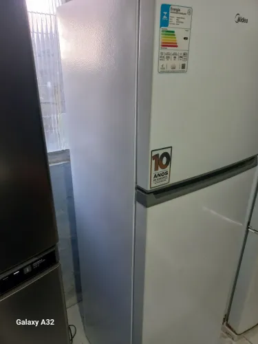 Geladeira midea em estado de nova