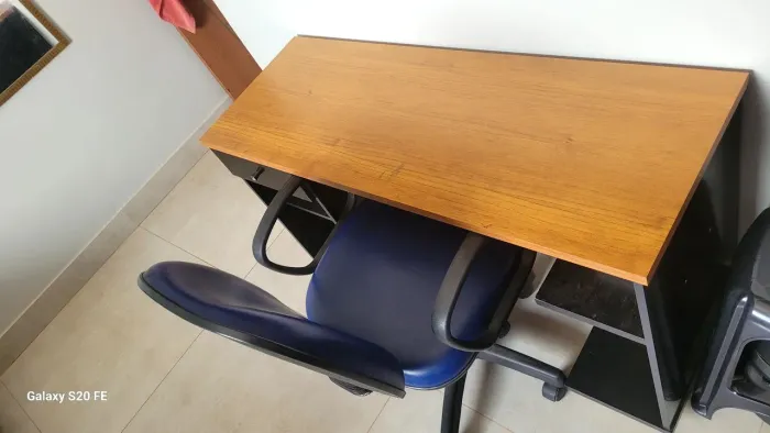 Escrivaninha e cadeira giratória em couro azul