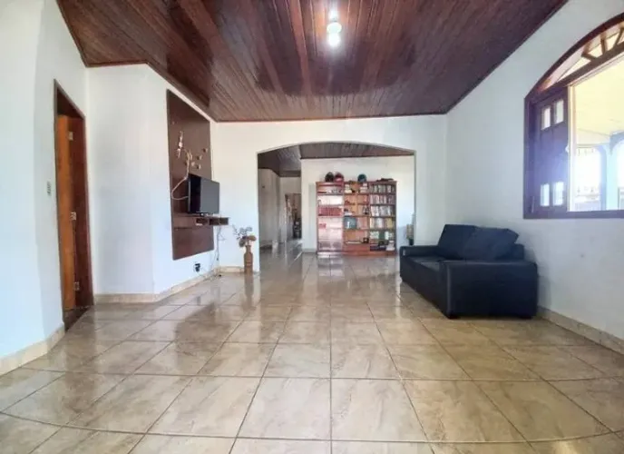 Casa com 2 Quartos e Excelente Acabamento