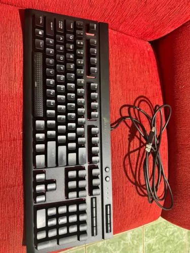 Teclado Gamer Corsair K68 RGB - Excelente Estado