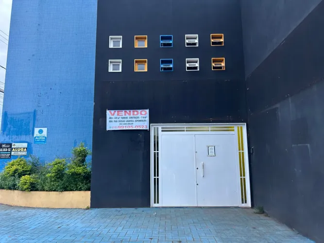Salão comercial-Rua Silveira Martins esquina Pinheiro Machado-desocupado oportunidade 