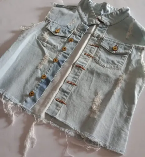 Colete Jeans Cropped Destroyed True Blue (Tamanho 44)