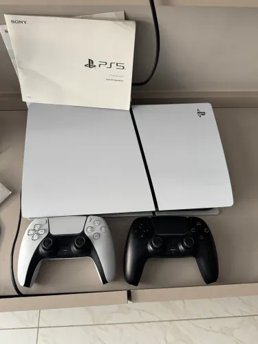Playstation 5 Digital Media Slim White Console 1TB + 2 Controles