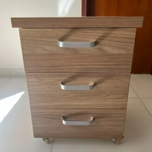 Vendo 2 criados em MDF planejado com rodinha e 3 gavetas, PREÇO UNITÁRIO