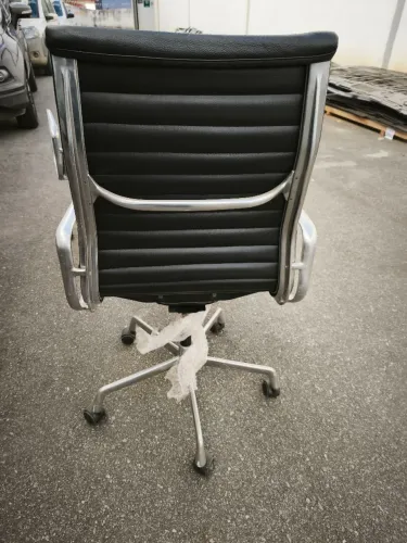 Cadeira Eames executiva alta