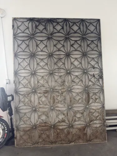 Vendo portão de ferro chapeado , super resistente e conservado 
