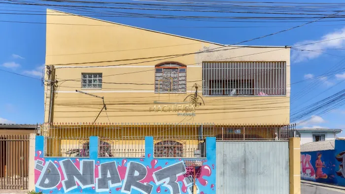 Casa Ampla com 4 Quartos à Venda na Cidade Industrial de Curitiba