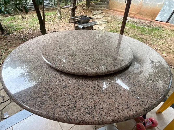 Mesa de Granito com centro giratório