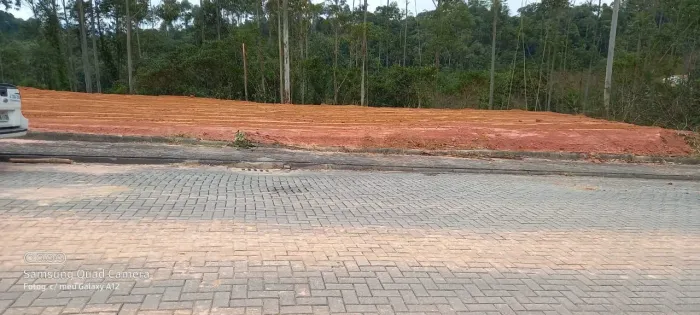 Terreno à venda no Centro de Guabiruba-SC com 338m² de área.