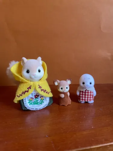 3 Sylvanian Families