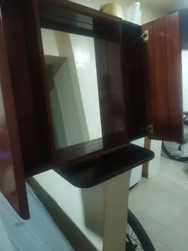 Armário para banheiro de madeira com espelho 