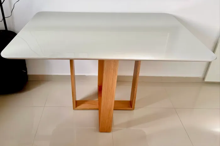 MESA DE MADEIRA COM TAMPO DE VIDRO