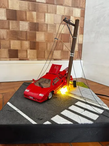 Diorama Lamborghini cougar batida e explodindo