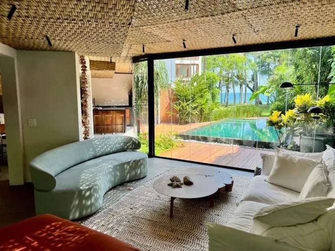 Casa cinematográfica com vista para o mar em condomínio fechado pé na areia na Barra do Sa