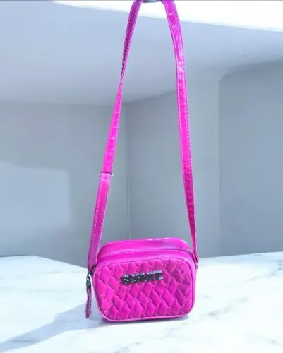 Bolsa inspirada na Schutz rosa em matelassê lindíssima em excelente estado  