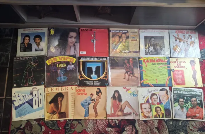 Lote com 55 discos de vinil