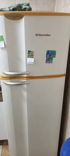 Vende-se uma geladeira